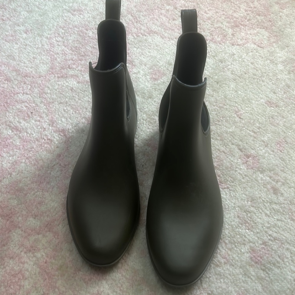 Olive green short rain boots size 9